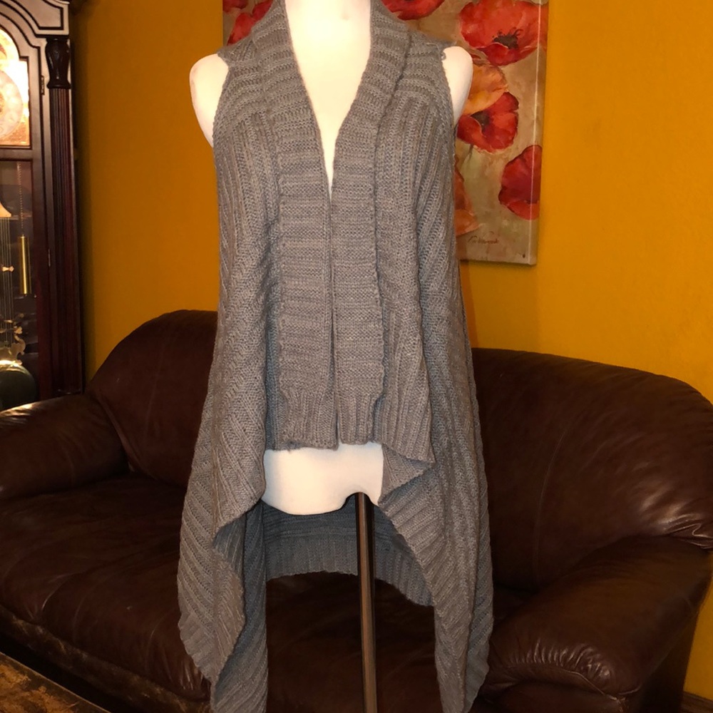 Medium sleeveless cardigan